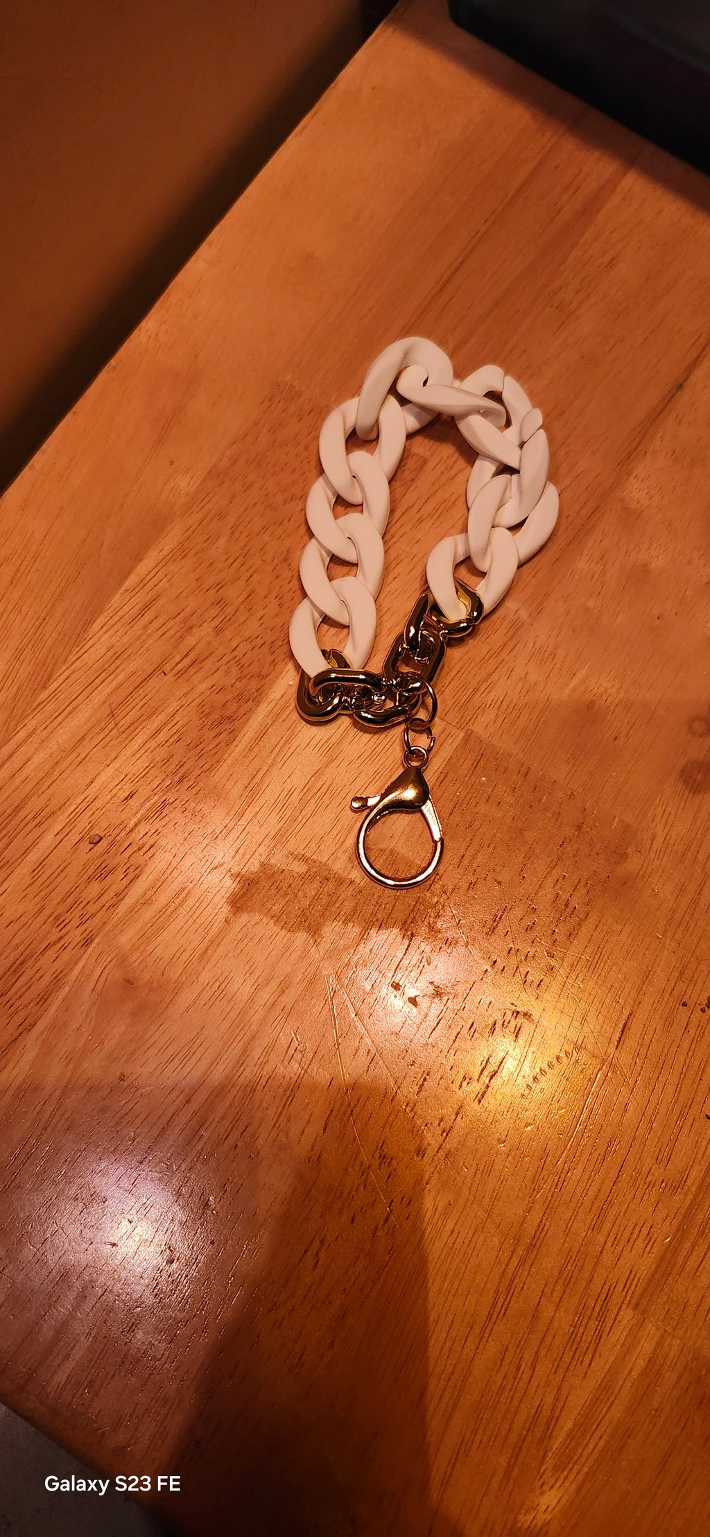 White Acrylic Chain Wristlet Keychain Bracelet with Gold Clasp – Stylish Hands-Free Key Ring Accessory