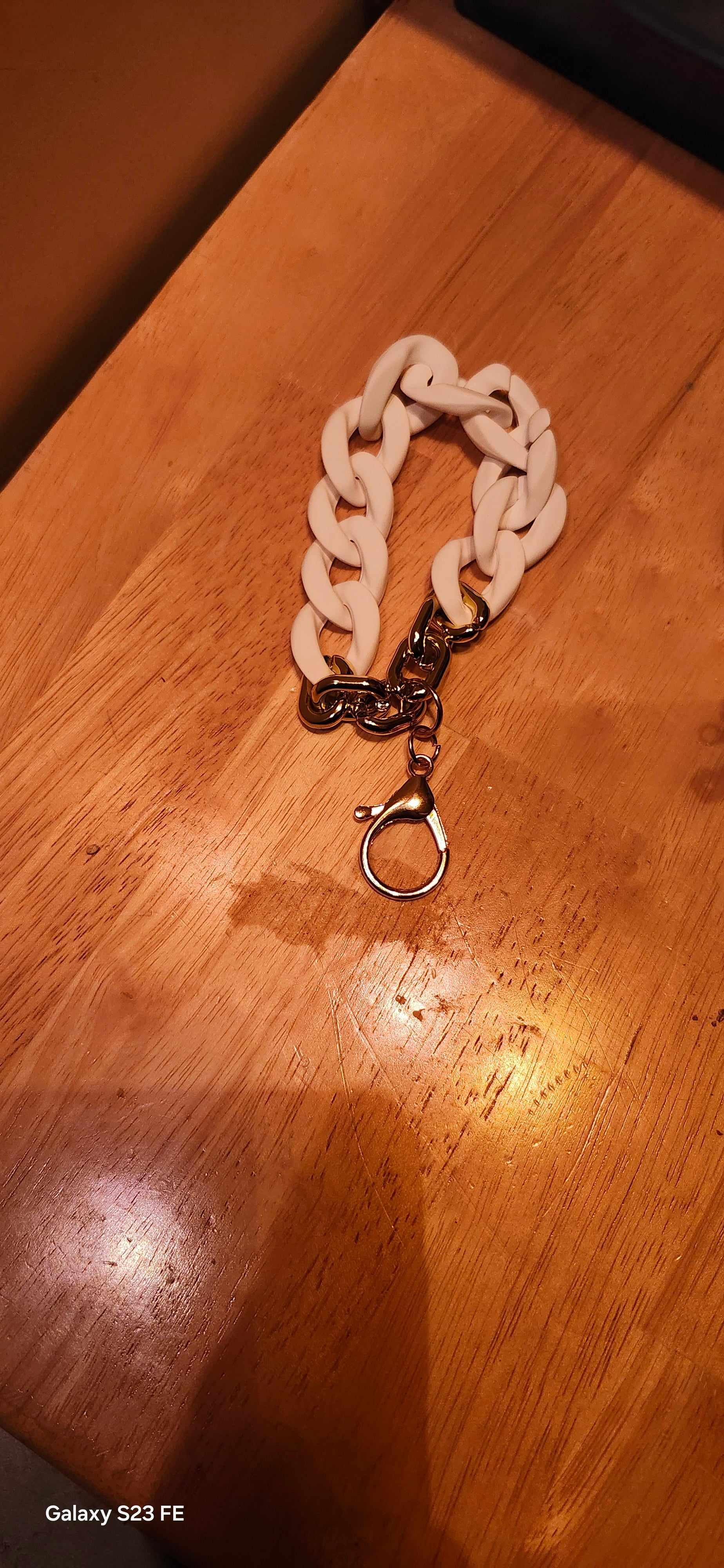 White Acrylic Chain Wristlet Keychain Bracelet with Gold Clasp – Stylish Hands-Free Key Ring Accessory