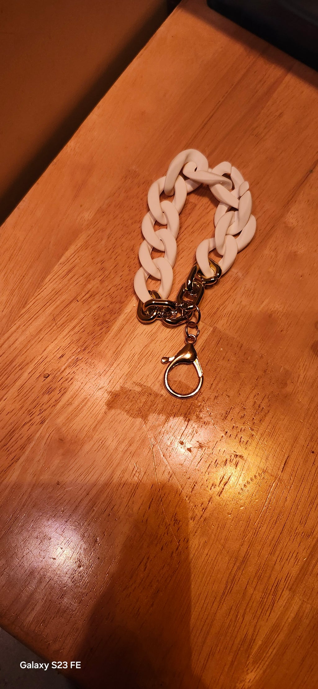 White Acrylic Chain Wristlet Keychain Bracelet with Gold Clasp – Stylish Hands-Free Key Ring Accessory