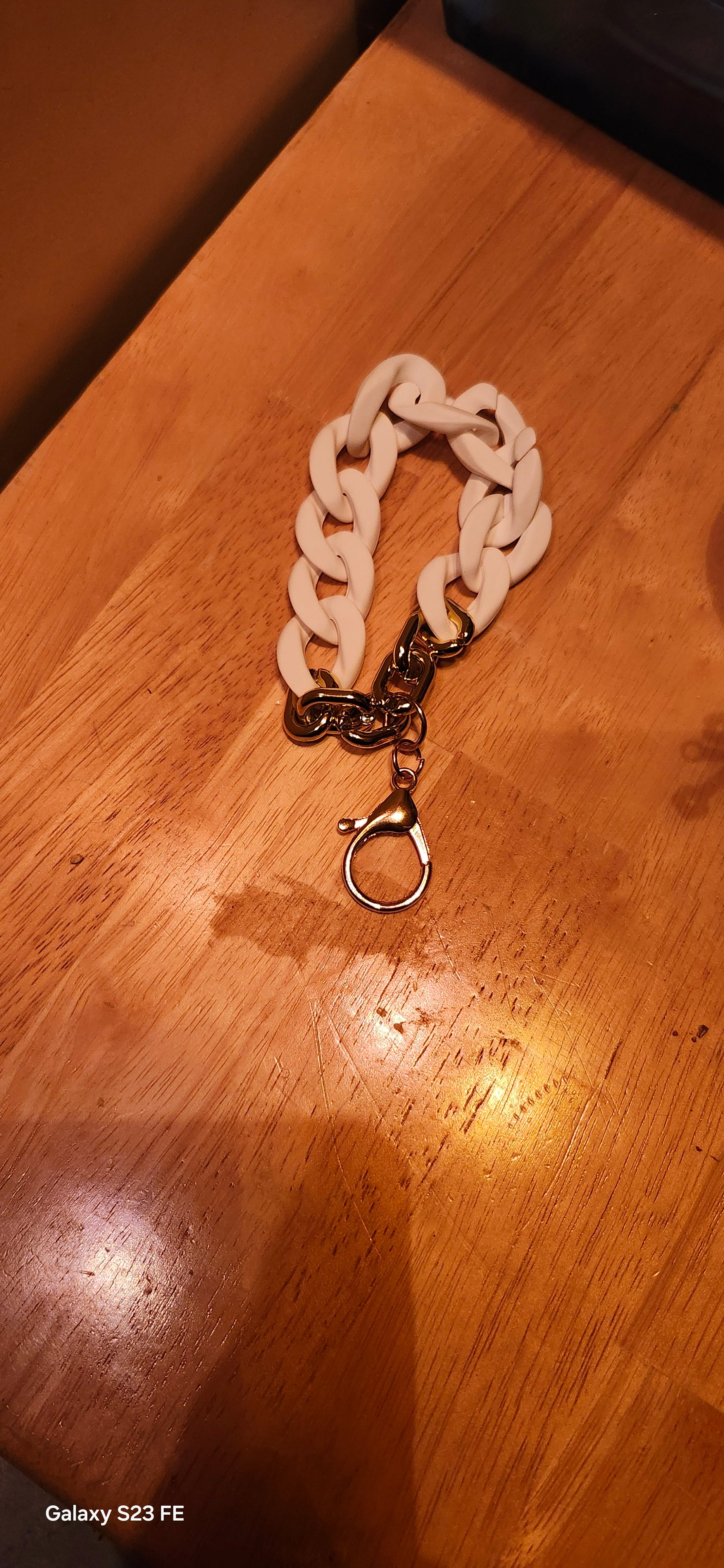 White Acrylic Chain Wristlet Keychain Bracelet with Gold Clasp – Stylish Hands-Free Key Ring Accessory