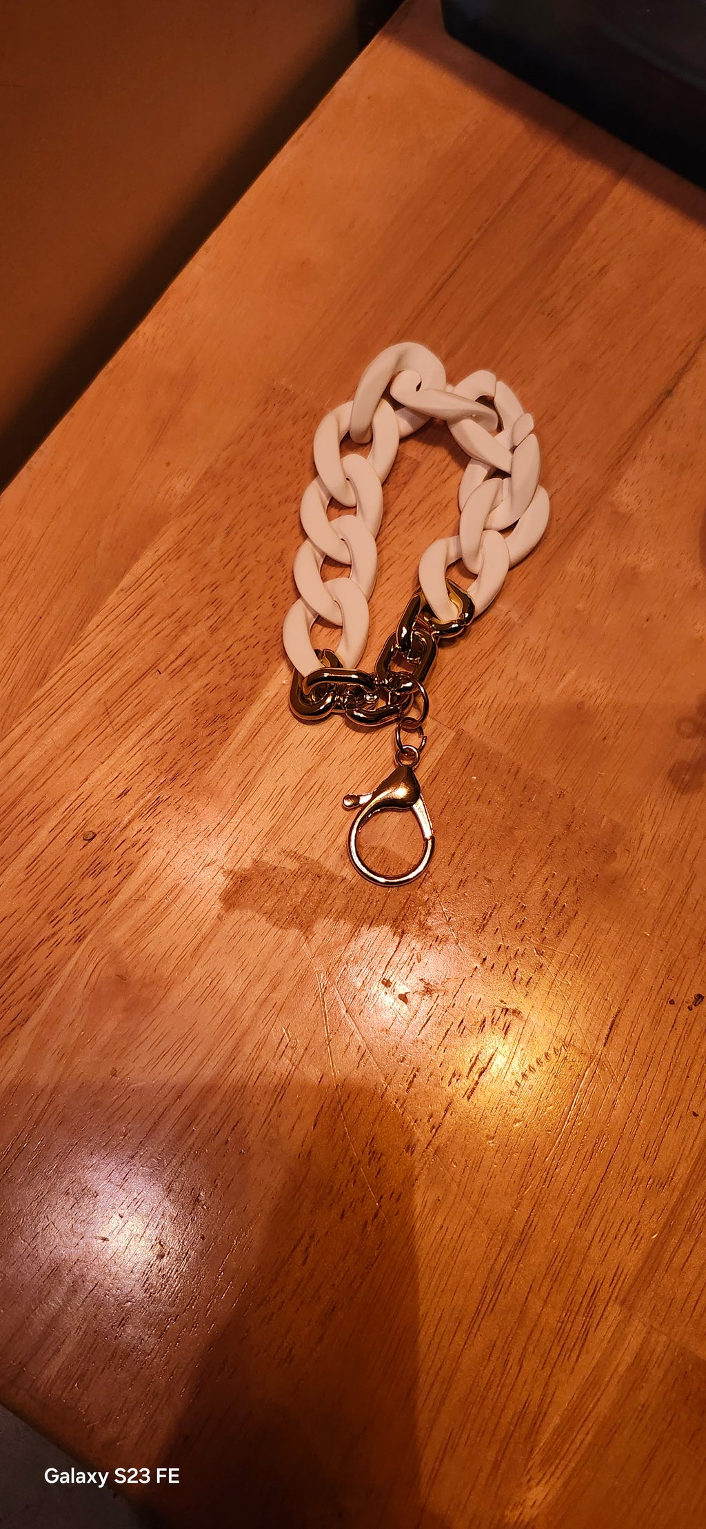 White Acrylic Chain Wristlet Keychain Bracelet with Gold Clasp – Stylish Hands-Free Key Ring Accessory