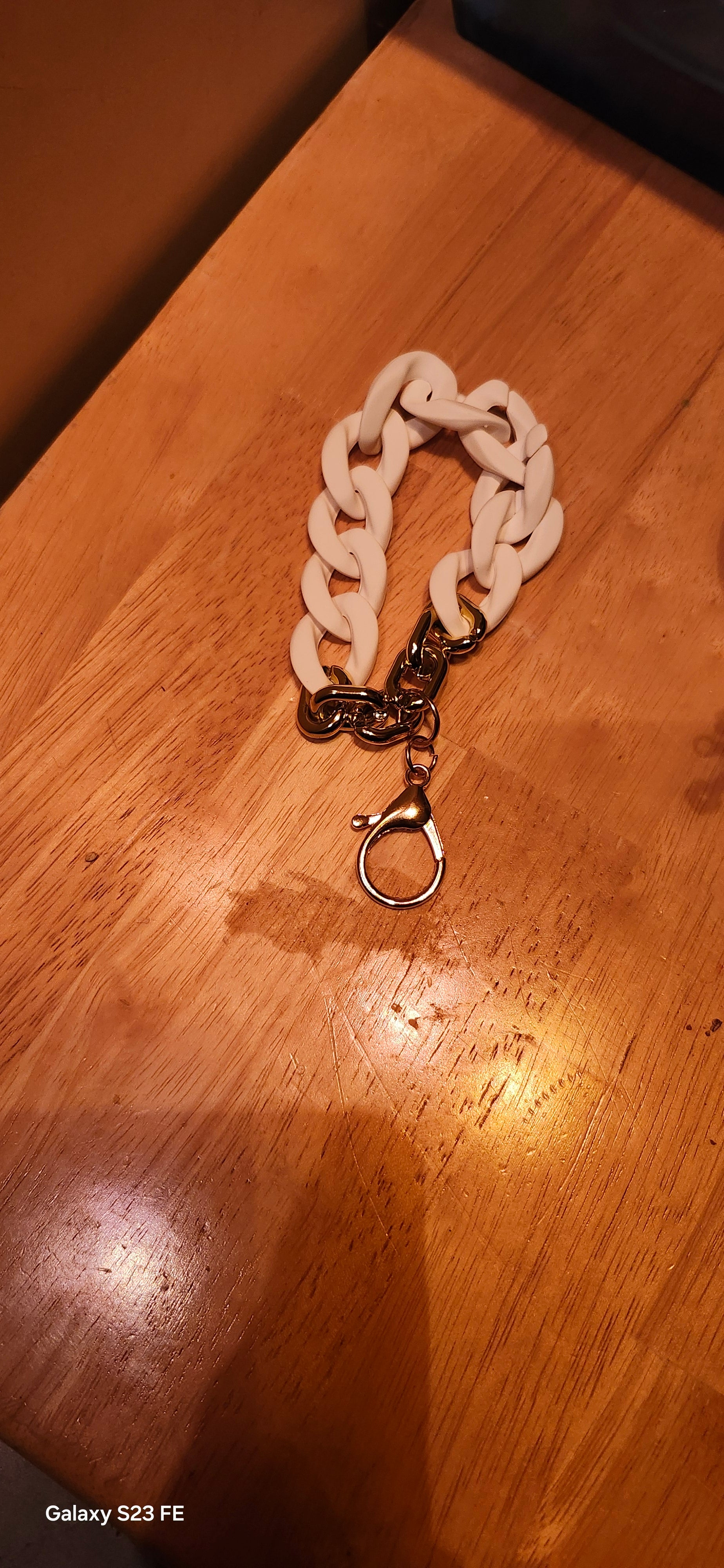 White Acrylic Chain Wristlet Keychain Bracelet with Gold Clasp – Stylish Hands-Free Key Ring Accessory