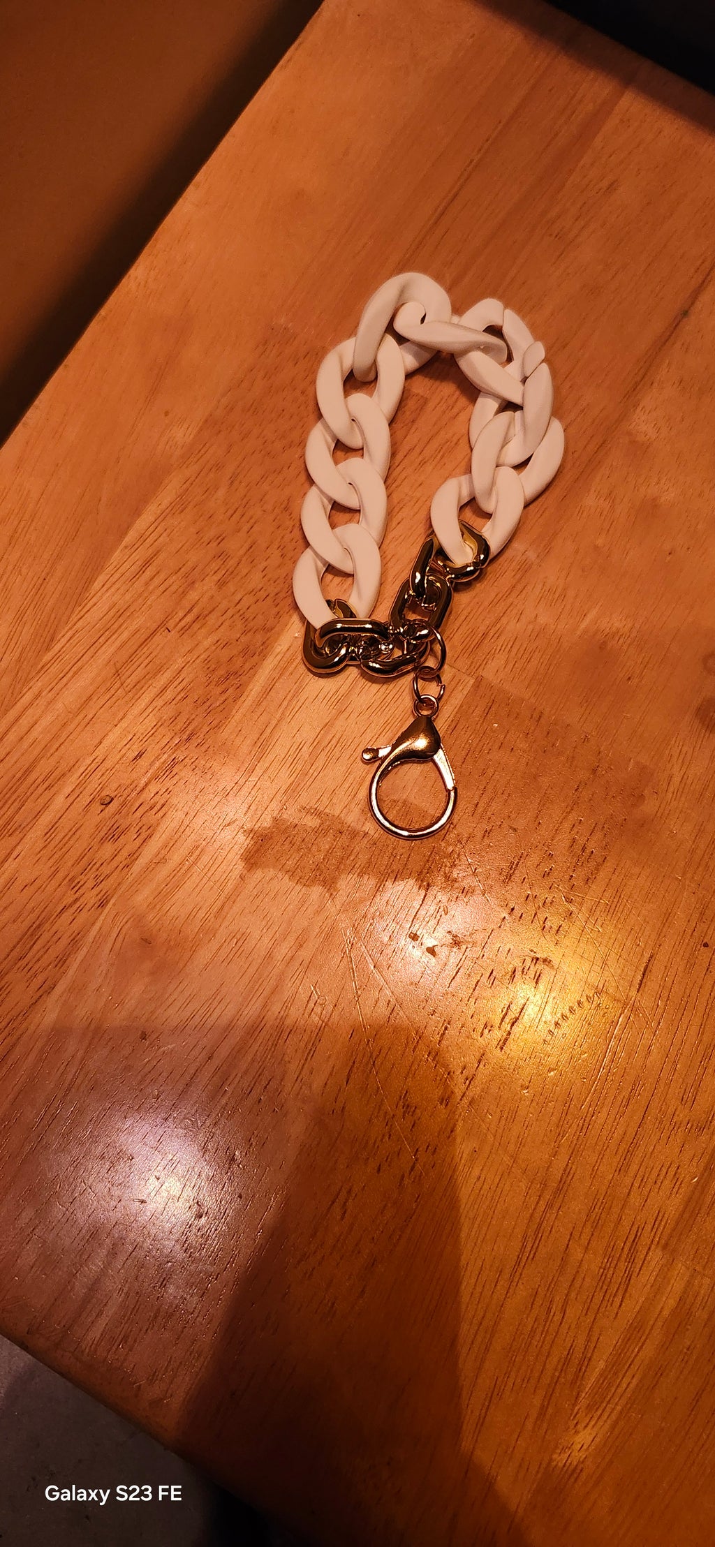 White Acrylic Chain Wristlet Keychain Bracelet with Gold Clasp – Stylish Hands-Free Key Ring Accessory