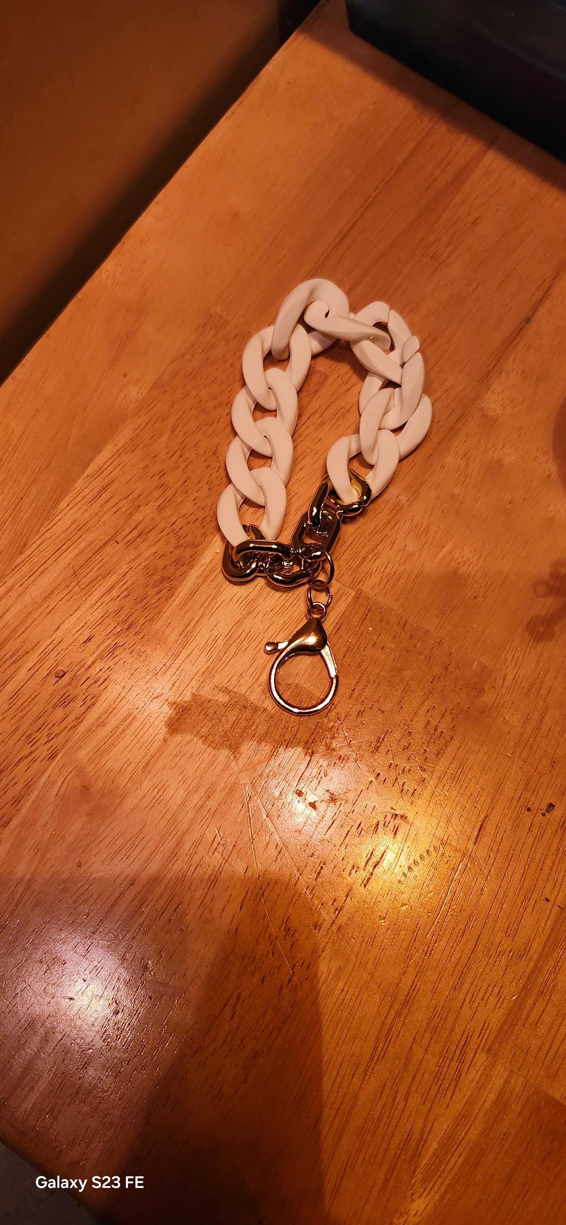 White Acrylic Chain Wristlet Keychain Bracelet with Gold Clasp – Stylish Hands-Free Key Ring Accessory